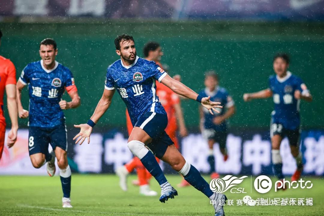 مباراة الأهلي السعودي والعينمواجهة نارية بين العملاقين